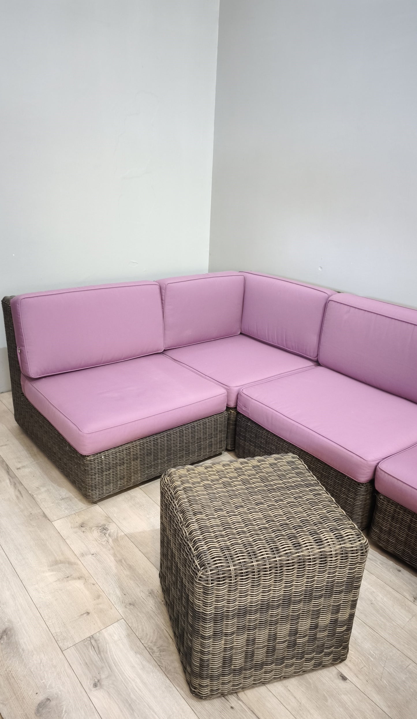 92365 Divano modulare Ethimo Cube con tavolo e pouf