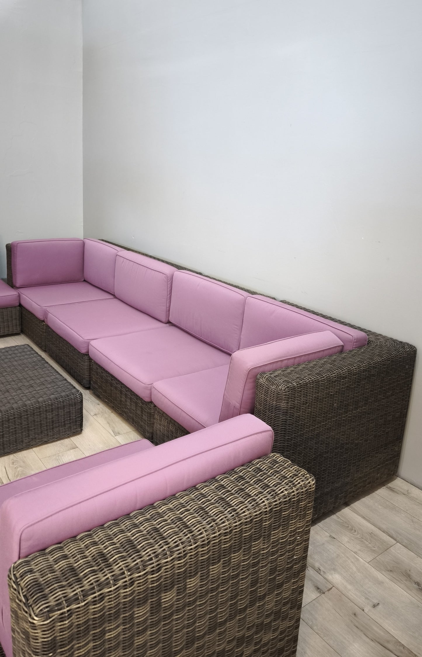 92365 Divano modulare Ethimo Cube con tavolo e pouf