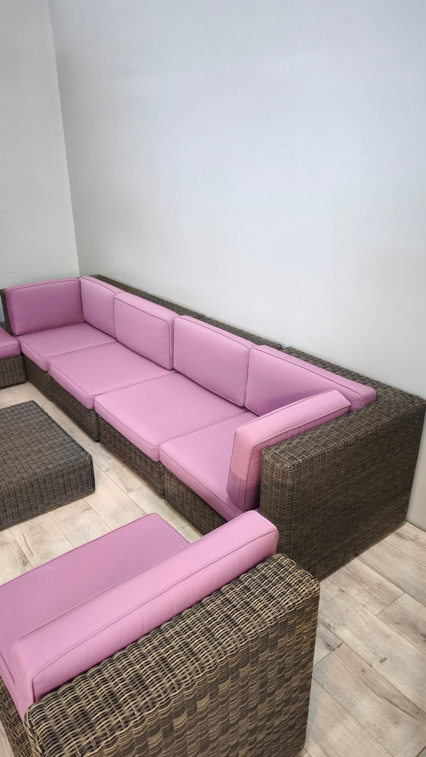 92365 Divano modulare Ethimo Cube con tavolo e pouf