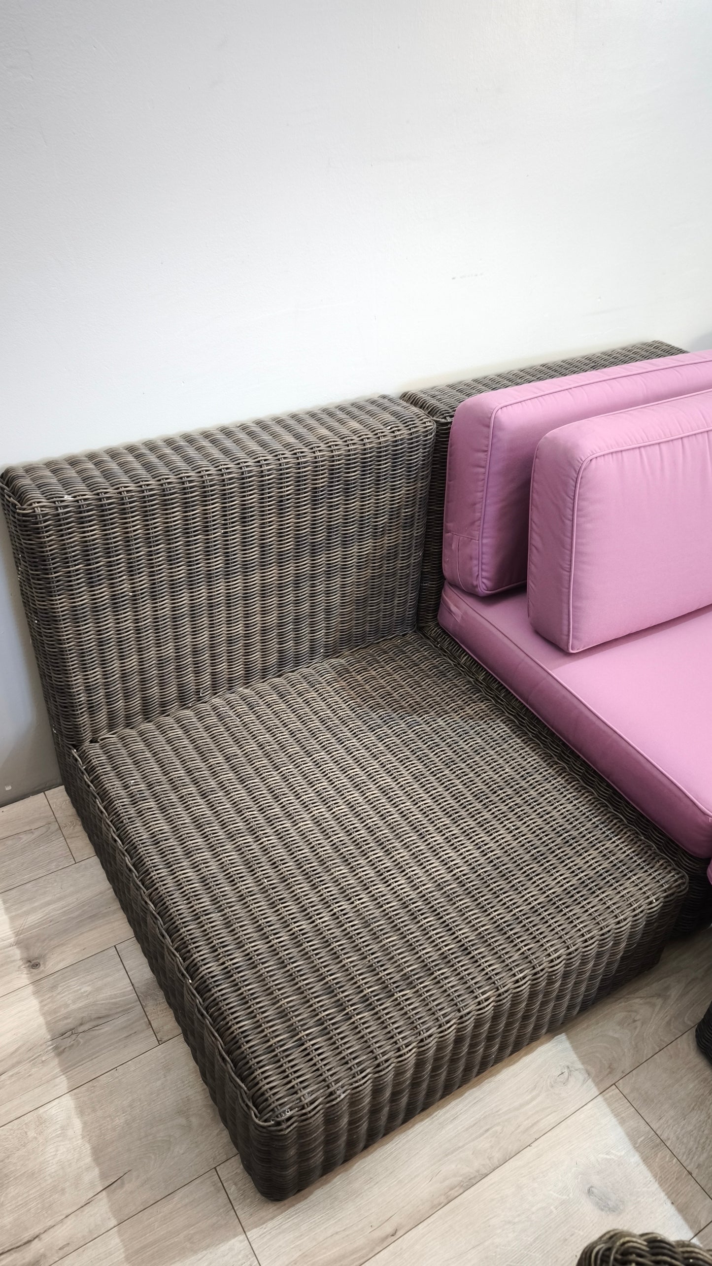 92365 Divano modulare Ethimo Cube con tavolo e pouf