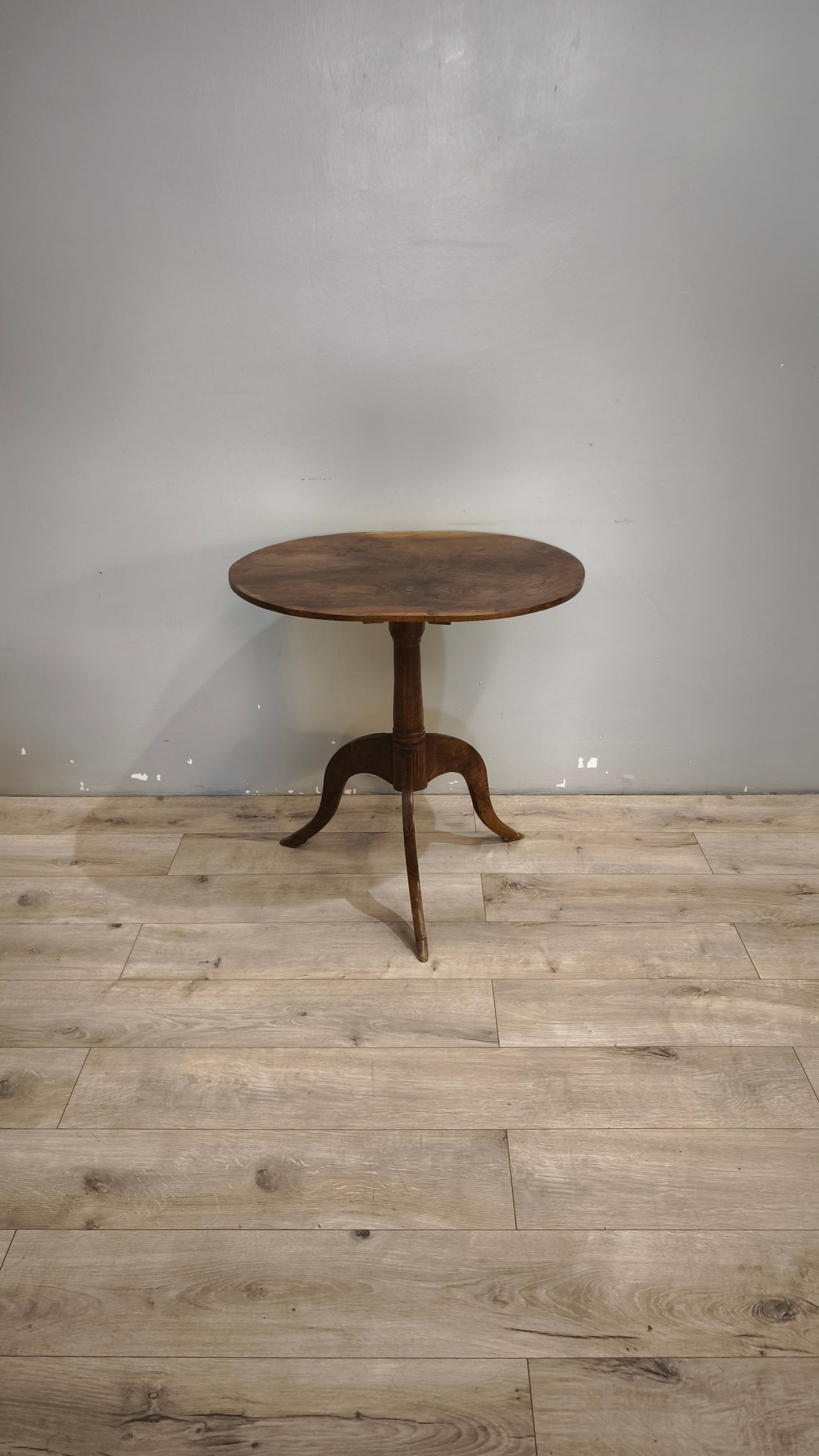 92368 Tavolo da salotto in legno con piano ovale