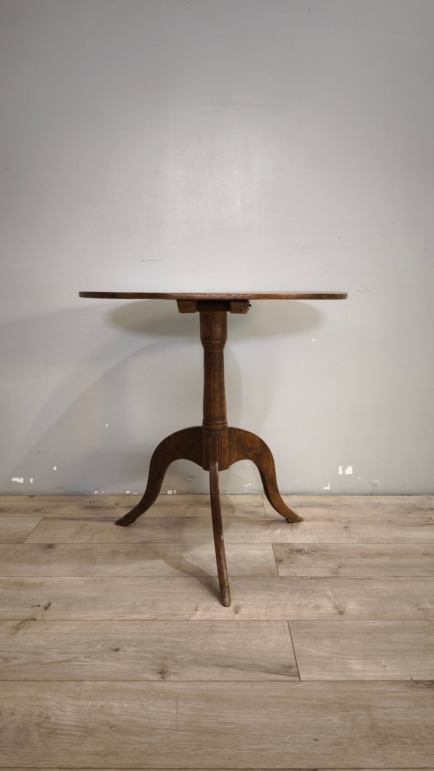 92368 Tavolo da salotto in legno con piano ovale
