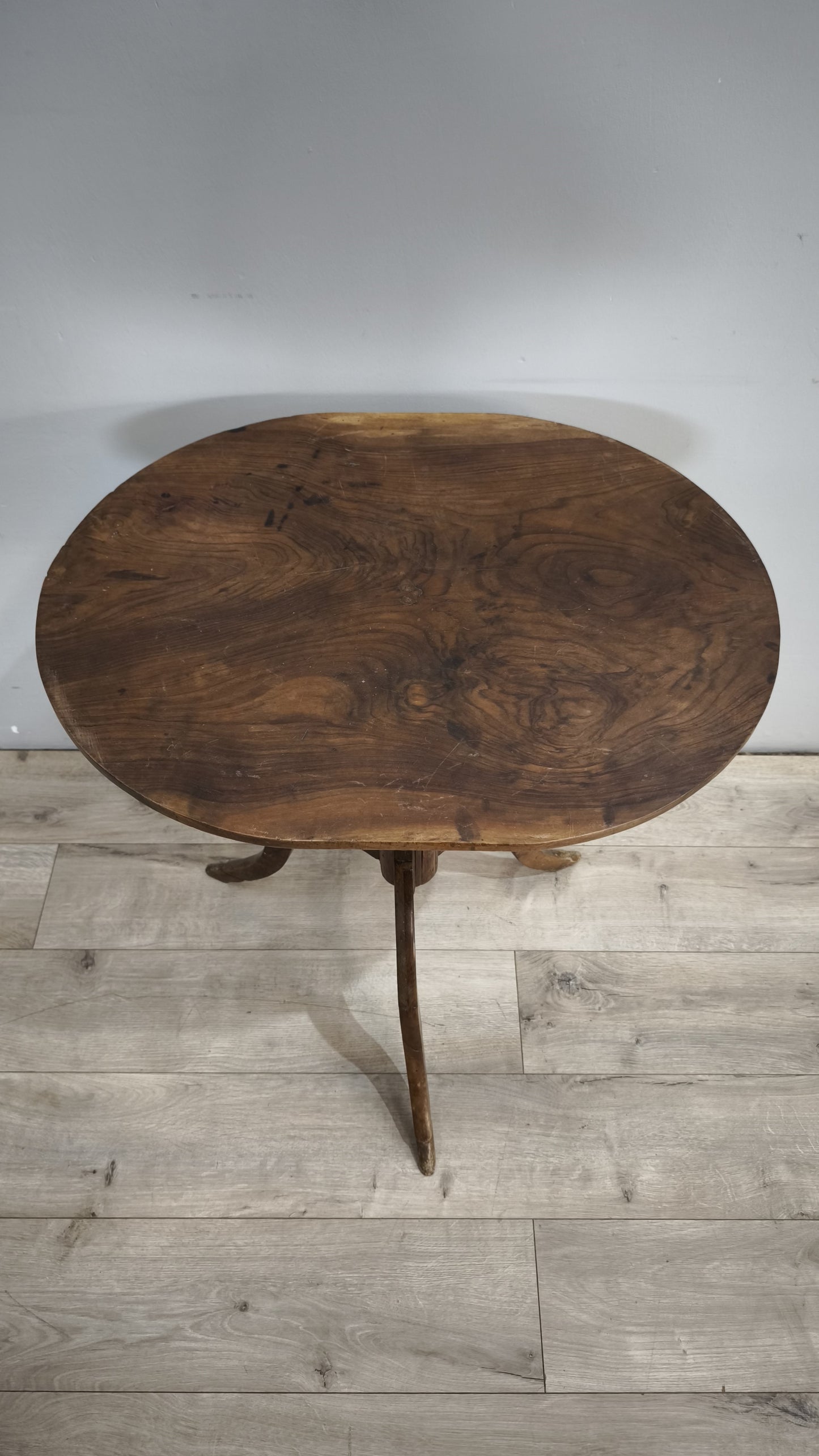 92368 Tavolo da salotto in legno con piano ovale