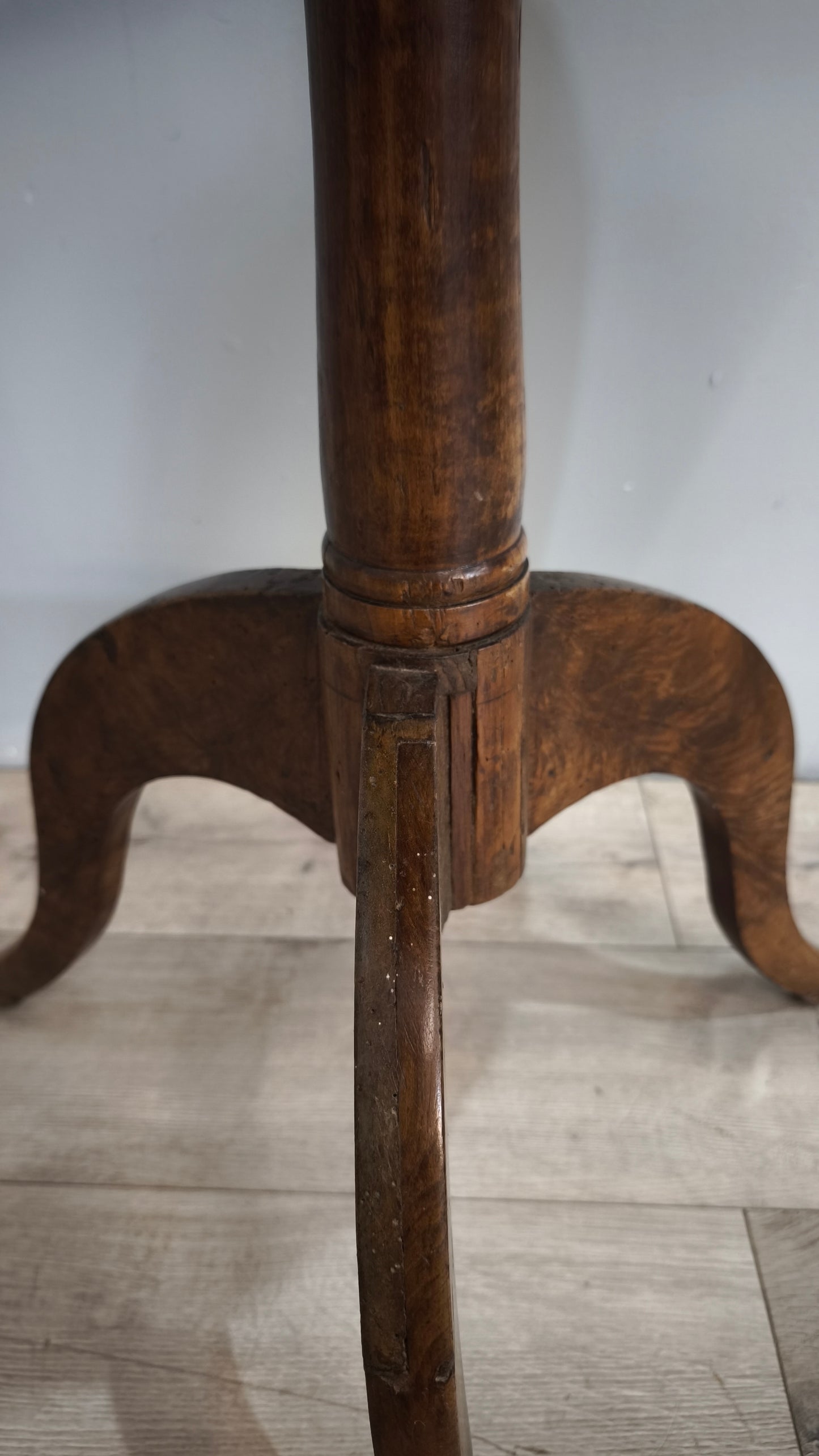 92368 Tavolo da salotto in legno con piano ovale