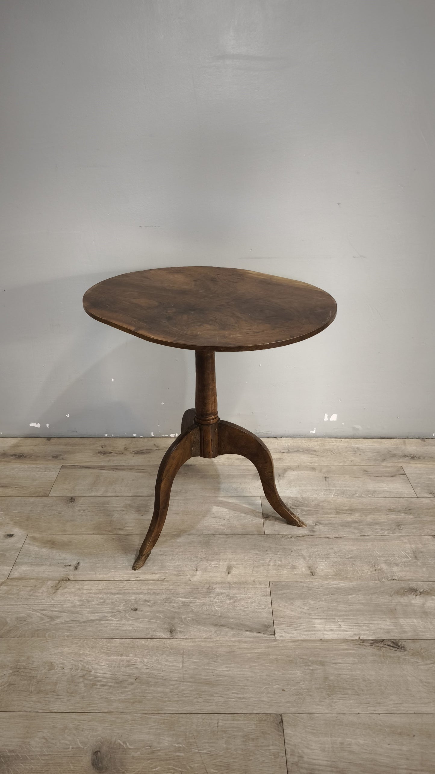 92368 Tavolo da salotto in legno con piano ovale