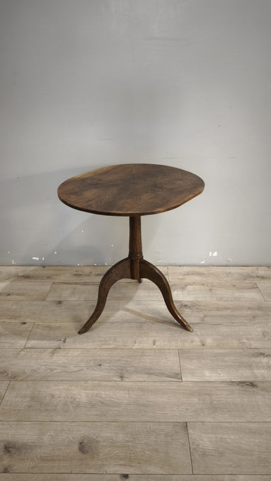 92368 Tavolo da salotto in legno con piano ovale