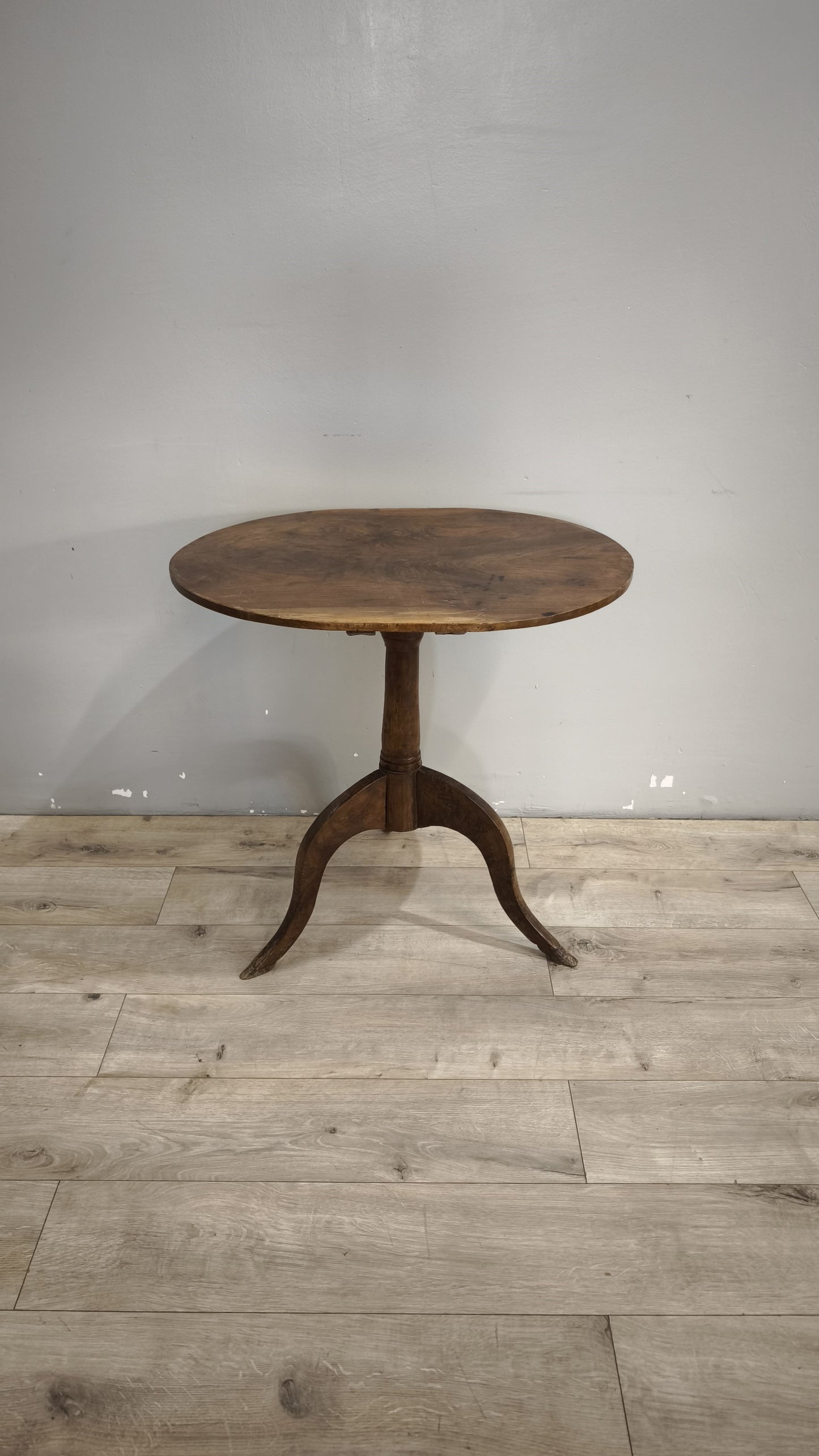 92368 Tavolo da salotto in legno con piano ovale