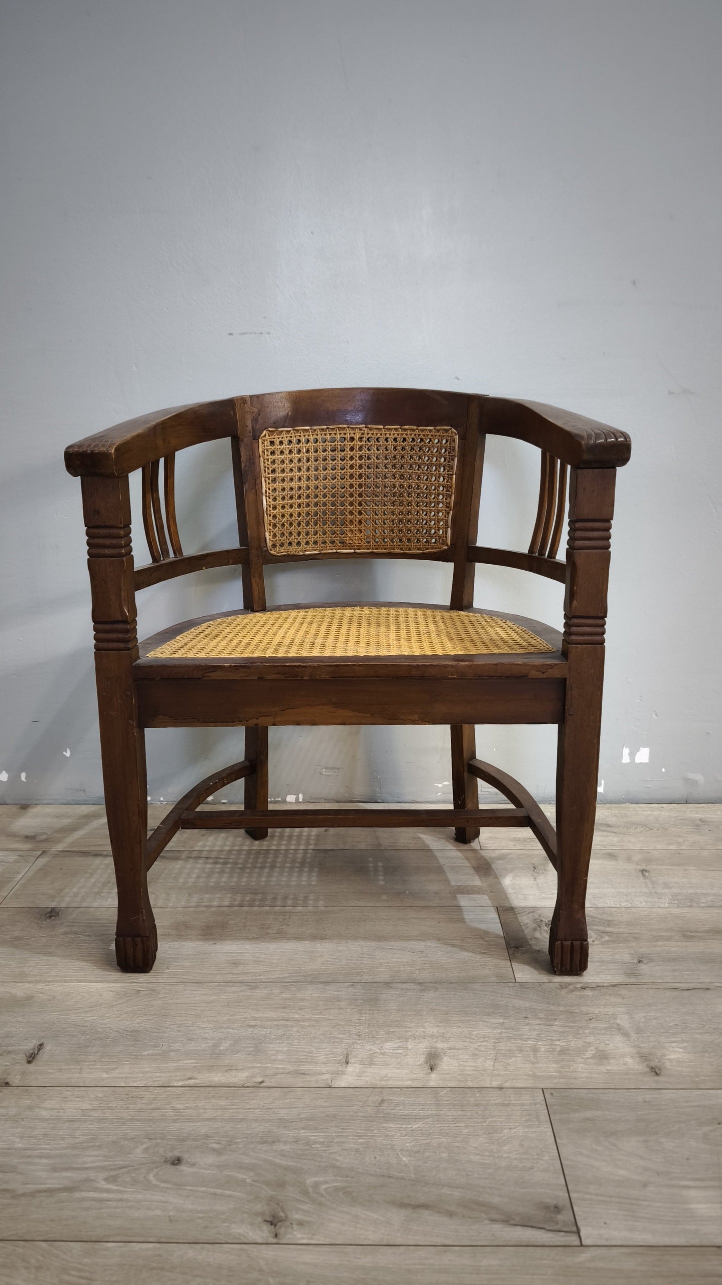 92367 Poltroncina a pozzetto con struttura in legno e seduta in paglia di Vienna