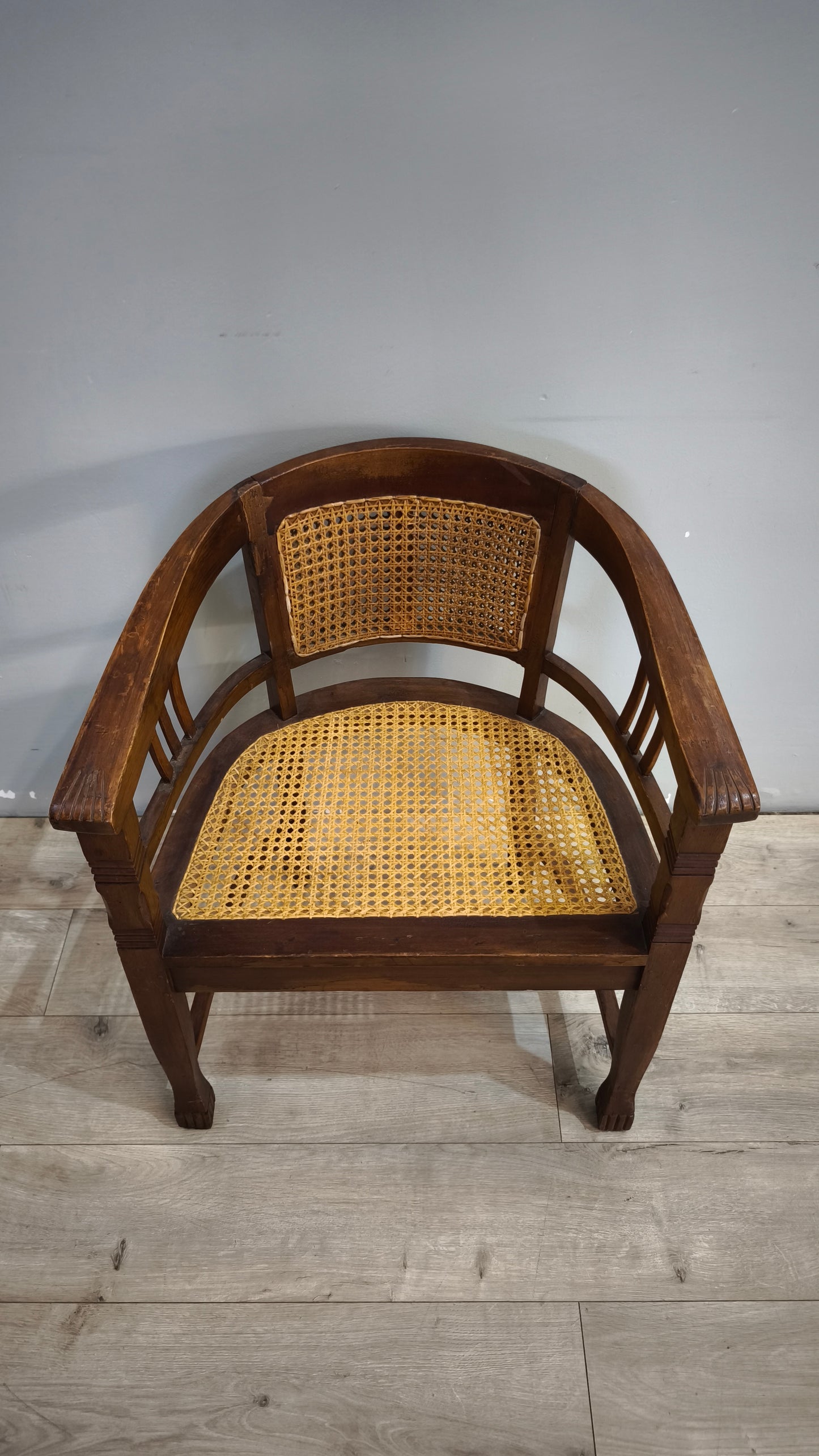 92367 Poltroncina a pozzetto con struttura in legno e seduta in paglia di Vienna