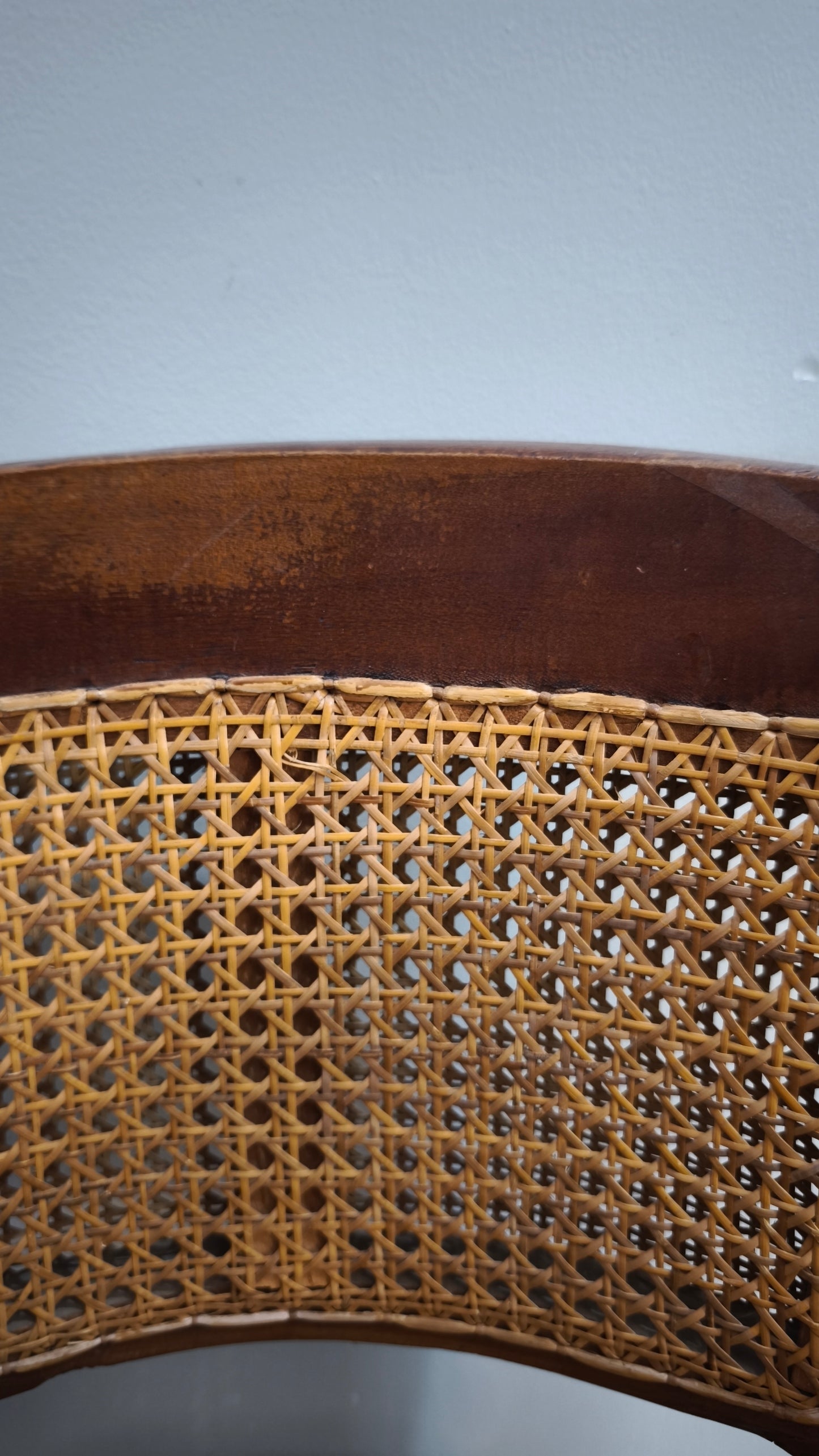 92367 Poltroncina a pozzetto con struttura in legno e seduta in paglia di Vienna