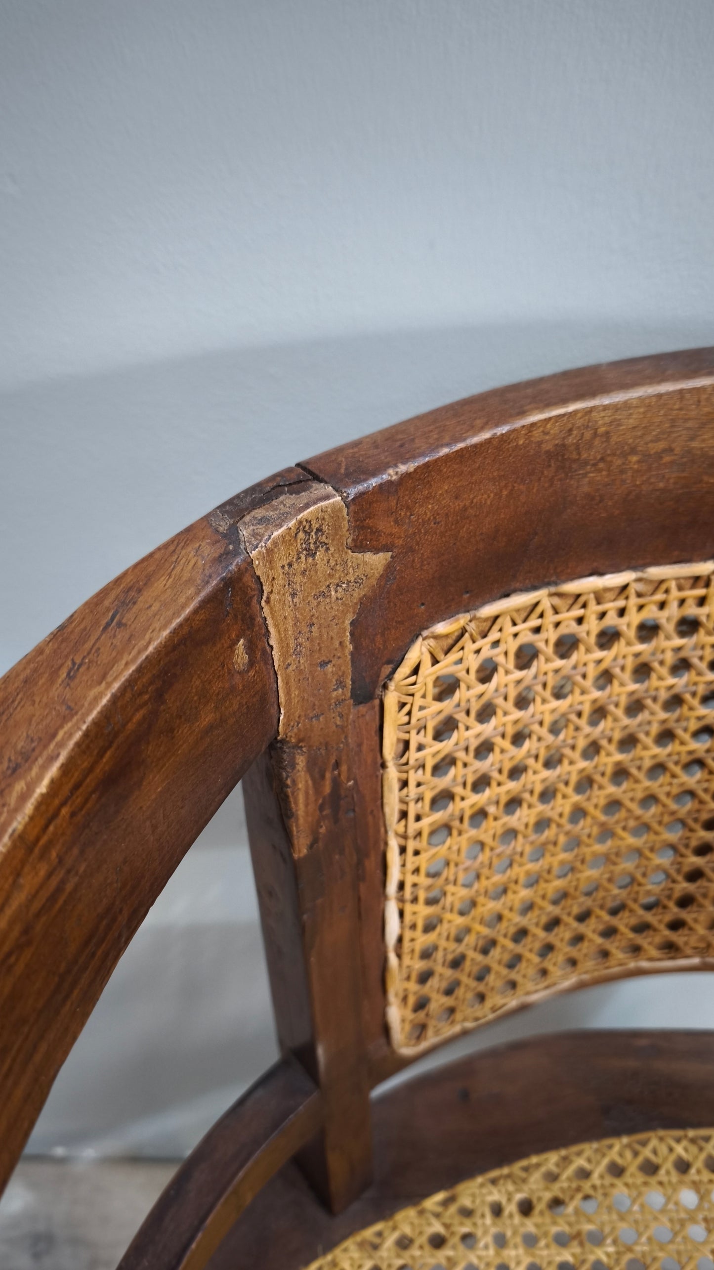92367 Poltroncina a pozzetto con struttura in legno e seduta in paglia di Vienna