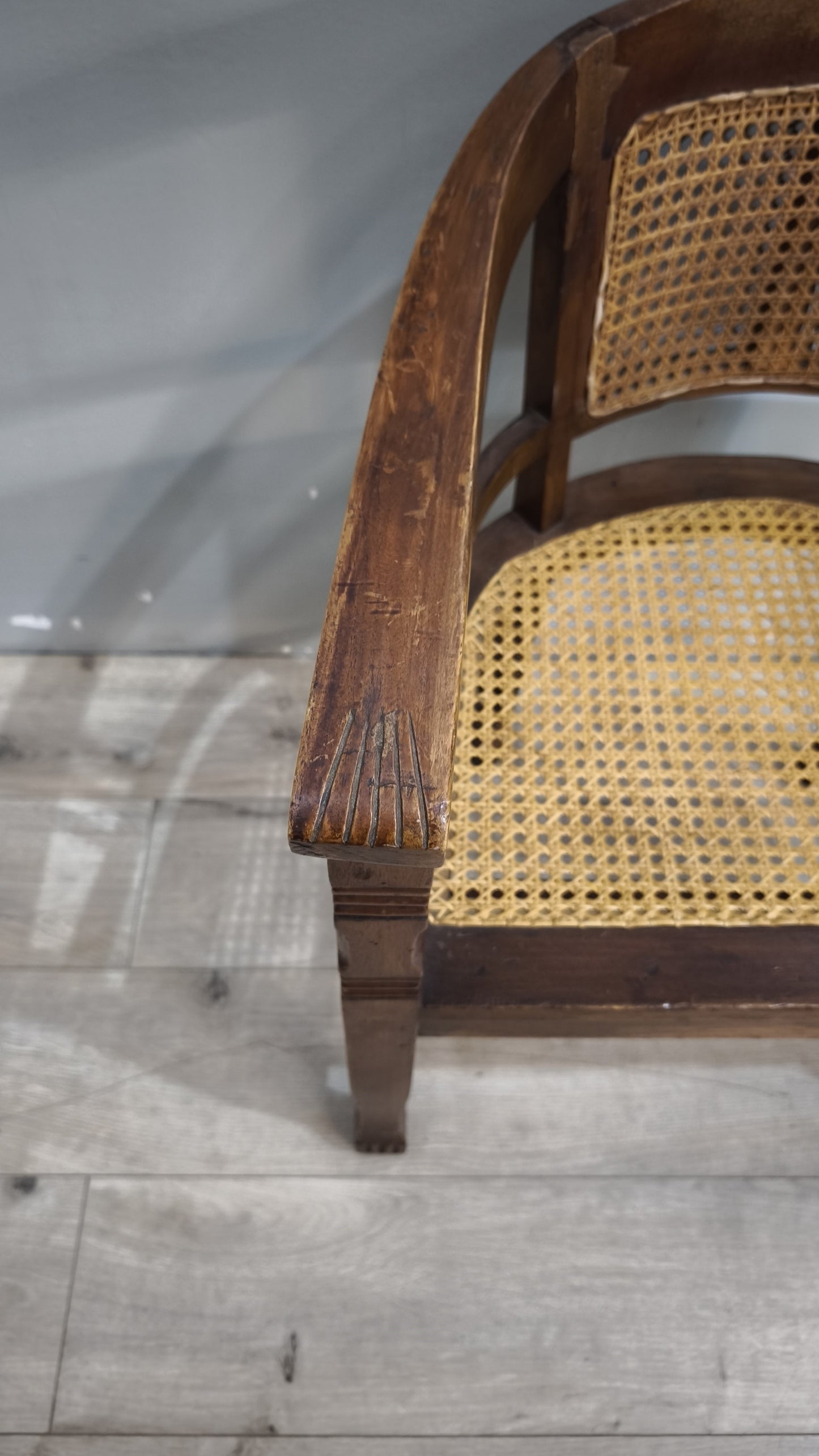 92367 Poltroncina a pozzetto con struttura in legno e seduta in paglia di Vienna