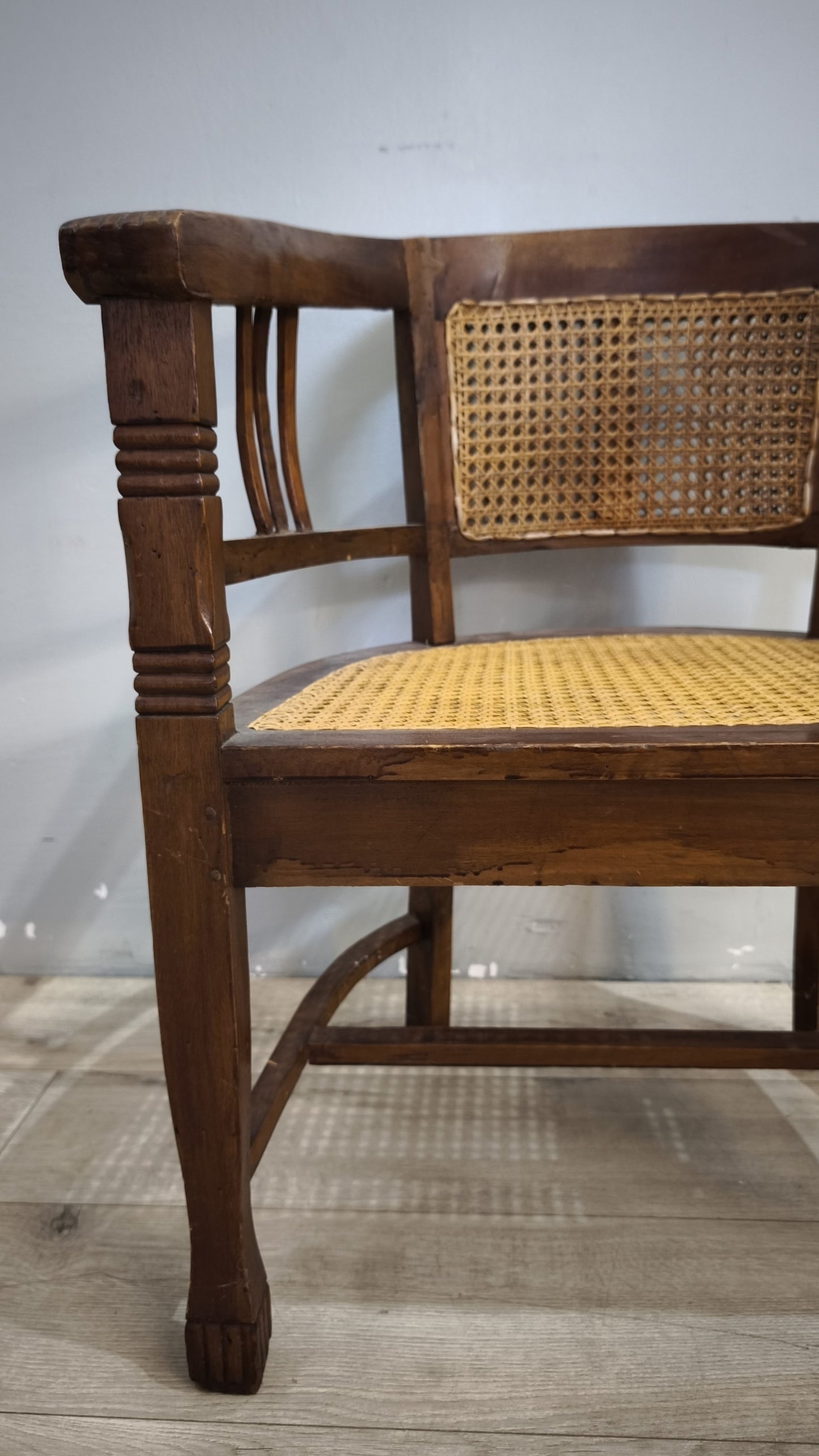 92367 Poltroncina a pozzetto con struttura in legno e seduta in paglia di Vienna