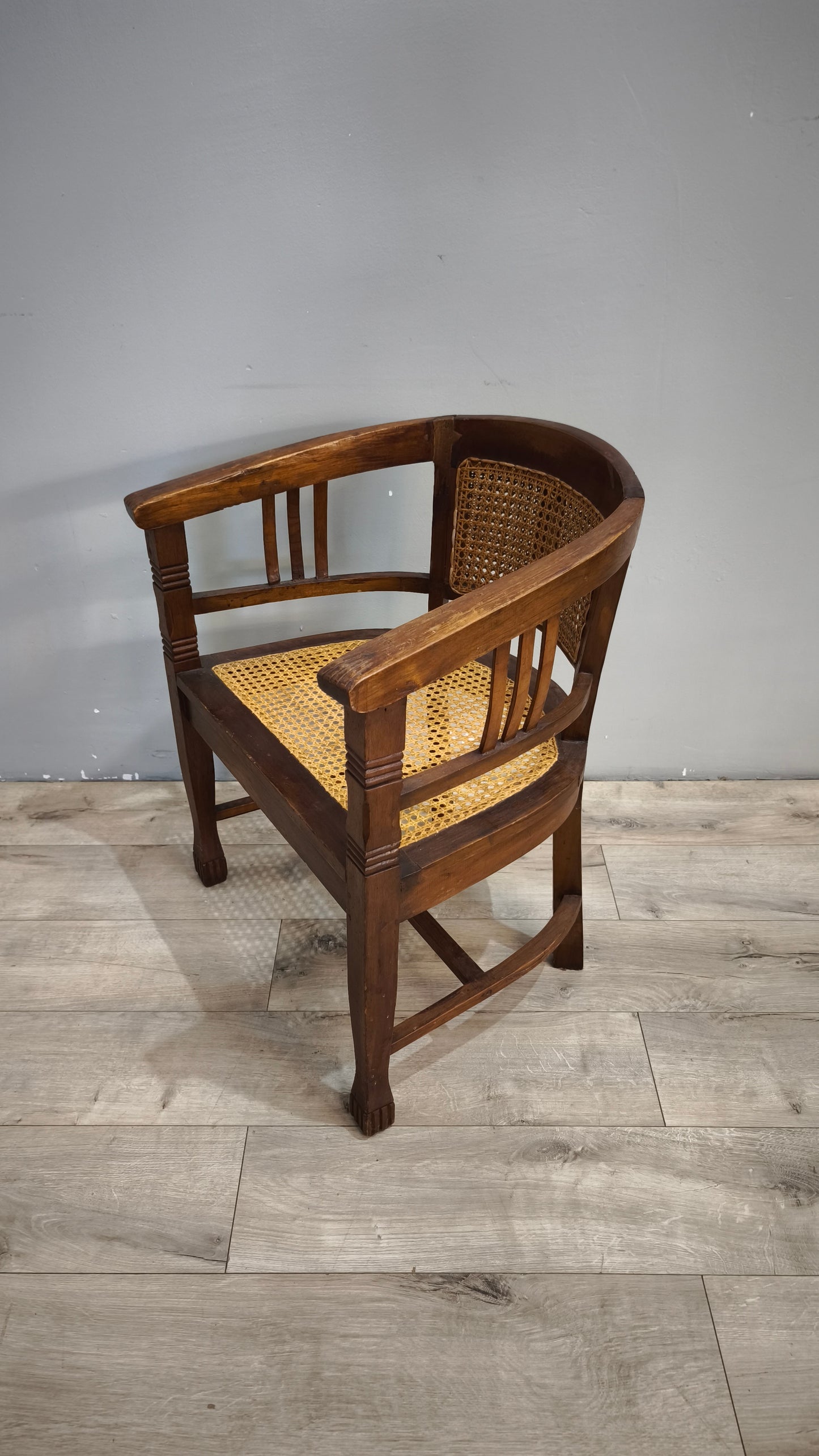 92367 Poltroncina a pozzetto con struttura in legno e seduta in paglia di Vienna