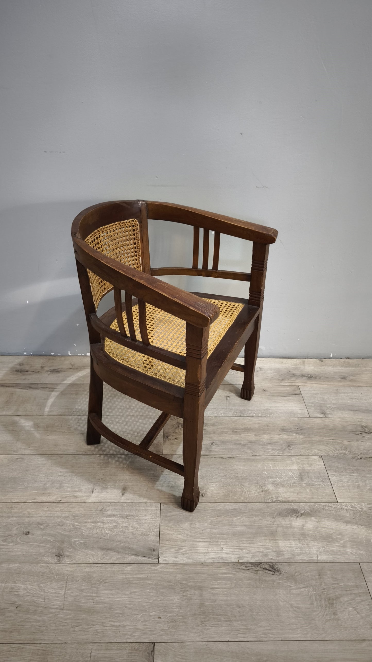 92367 Poltroncina a pozzetto con struttura in legno e seduta in paglia di Vienna