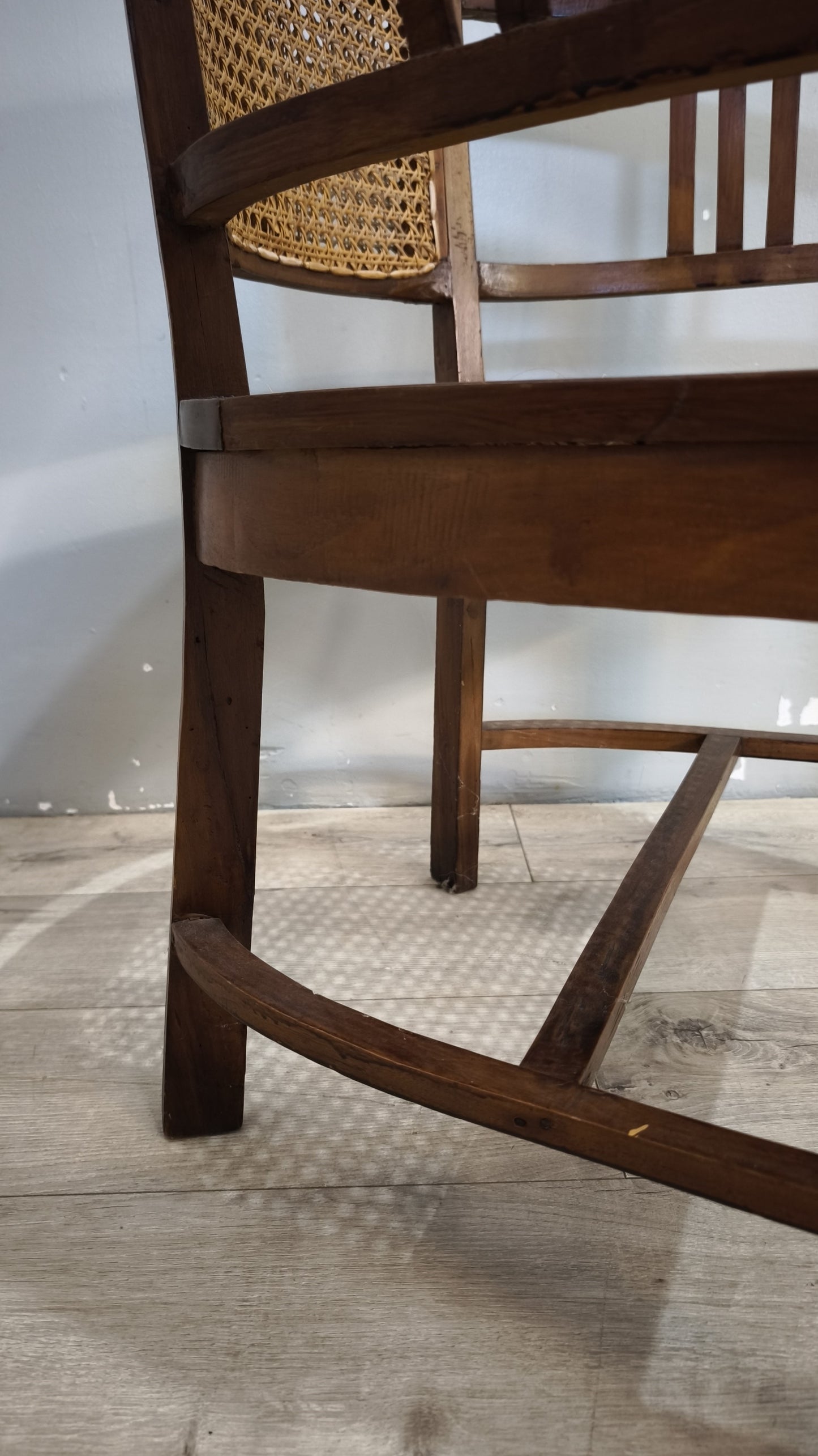 92367 Poltroncina a pozzetto con struttura in legno e seduta in paglia di Vienna