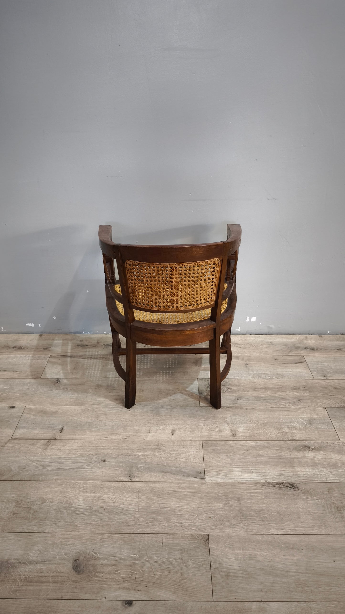 92367 Poltroncina a pozzetto con struttura in legno e seduta in paglia di Vienna