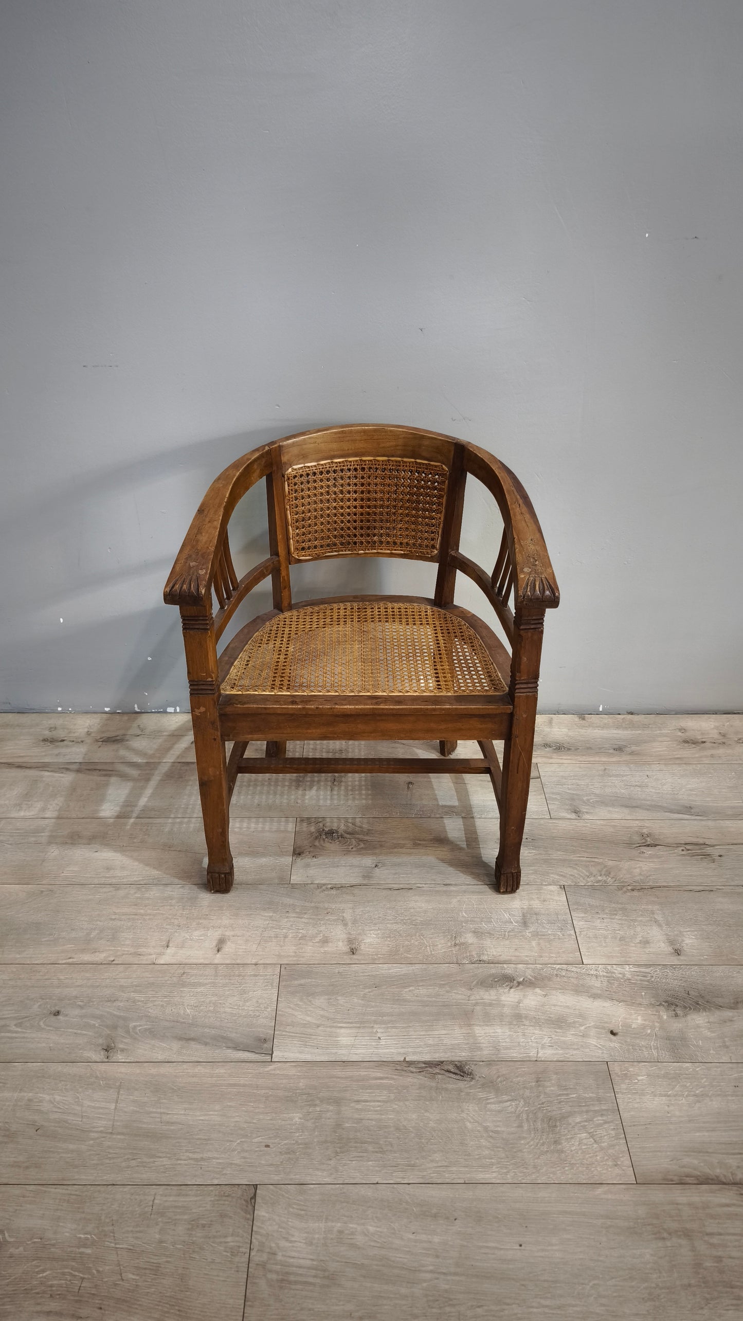 92367-2 Poltroncina a pozzetto con struttura in legno e seduta in paglia di Vienna
