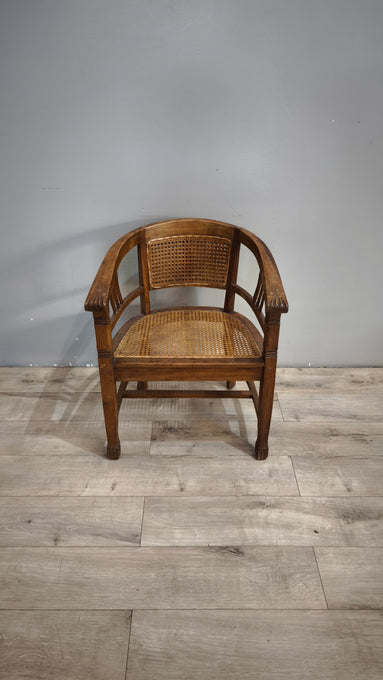 92367-2 Poltroncina a pozzetto con struttura in legno e seduta in paglia di Vienna