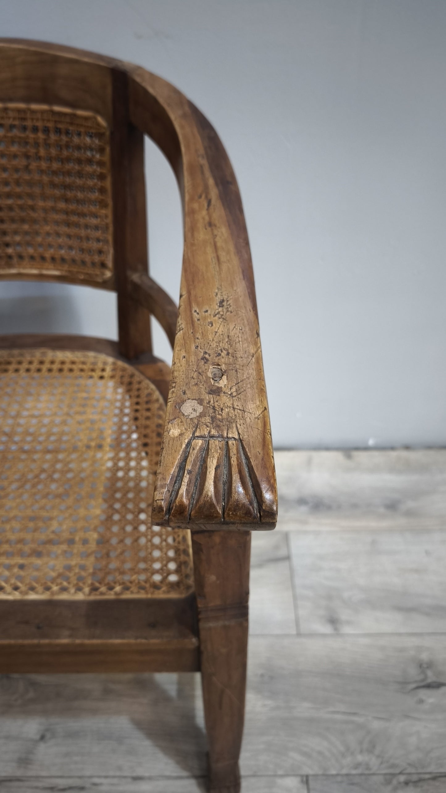 92367-2 Poltroncina a pozzetto con struttura in legno e seduta in paglia di Vienna