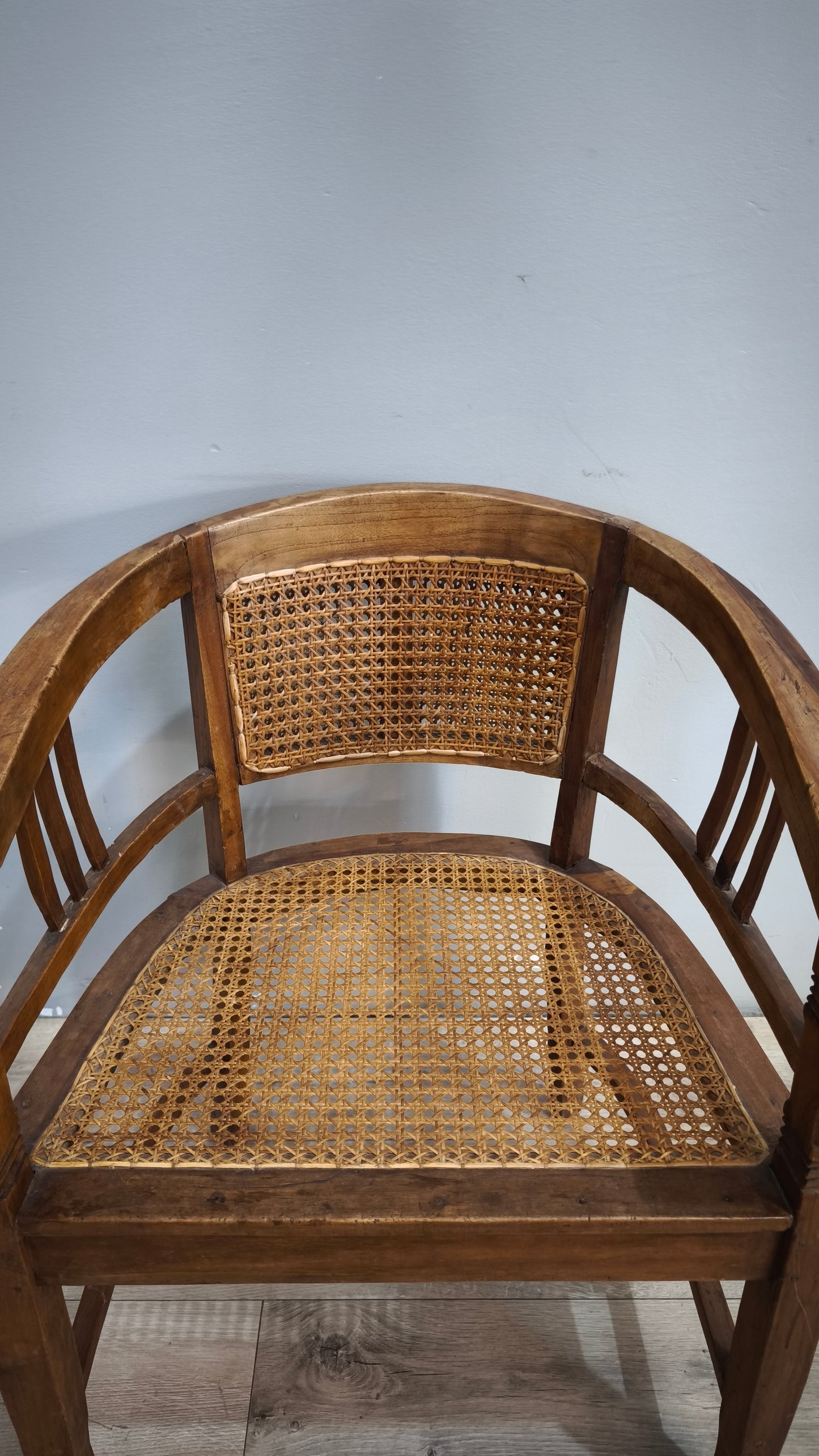 92367-2 Poltroncina a pozzetto con struttura in legno e seduta in paglia di Vienna