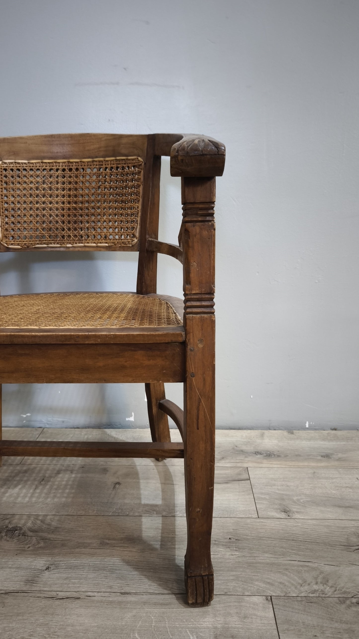 92367-2 Poltroncina a pozzetto con struttura in legno e seduta in paglia di Vienna