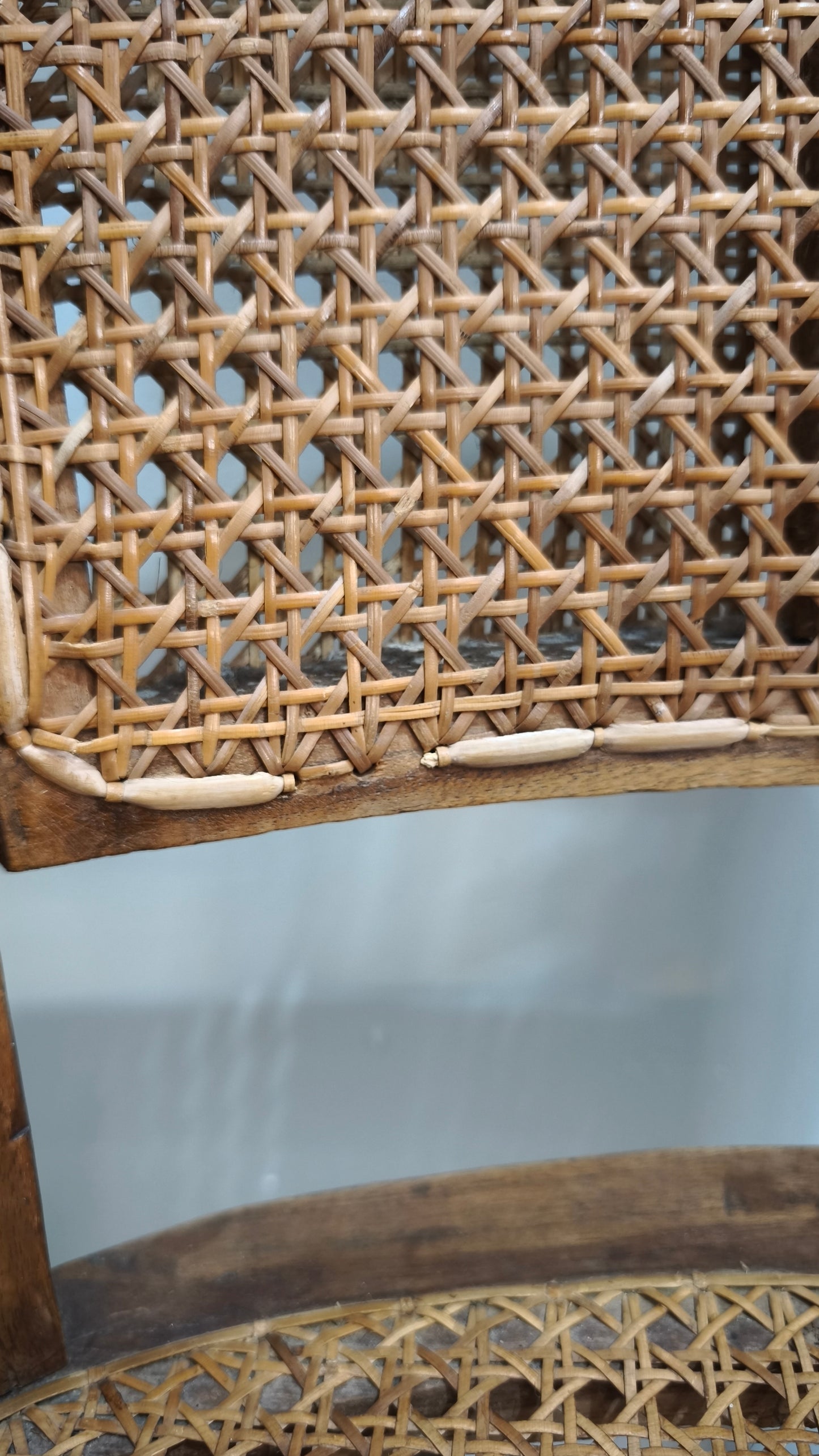 92367-2 Poltroncina a pozzetto con struttura in legno e seduta in paglia di Vienna