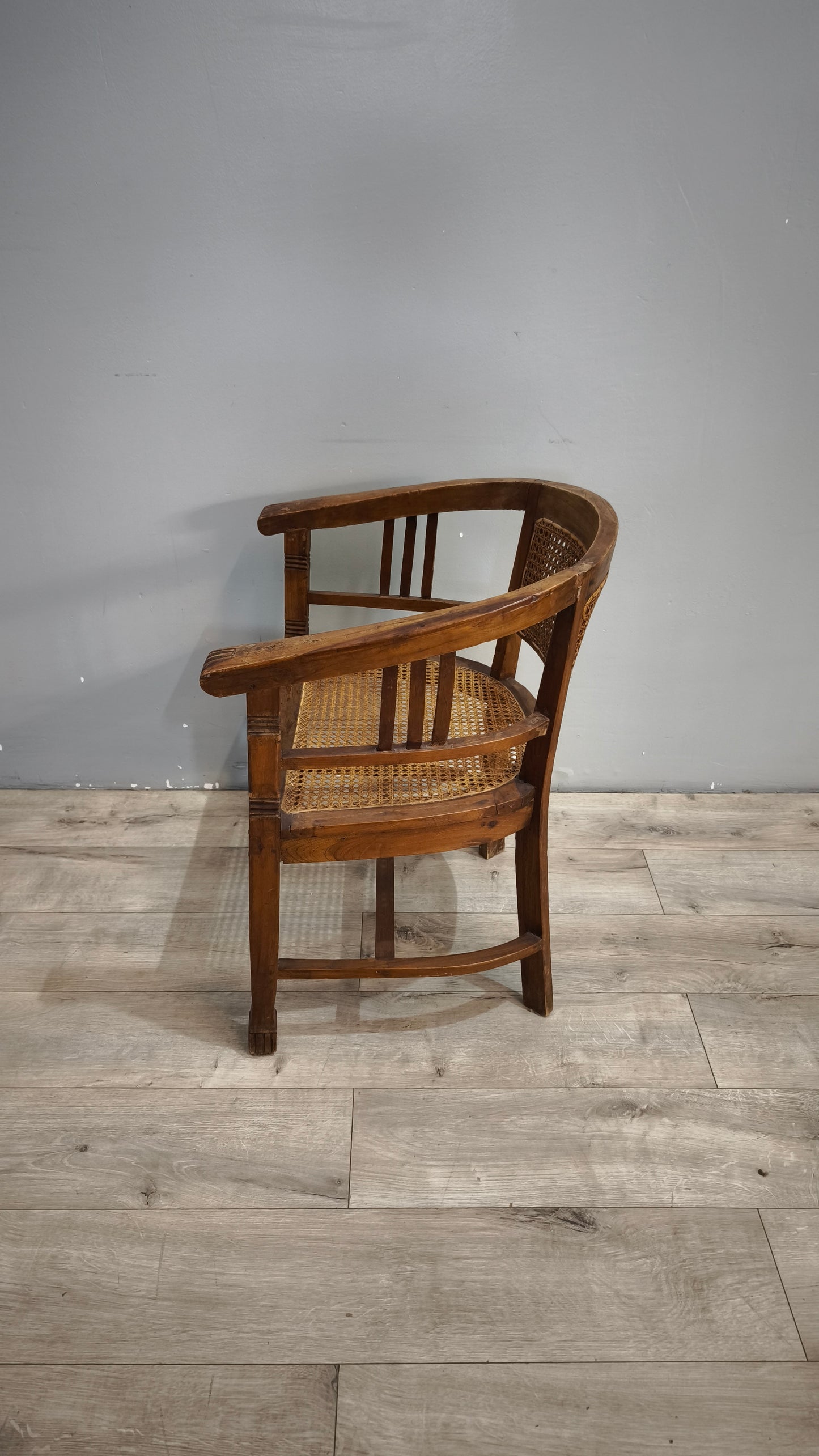 92367-2 Poltroncina a pozzetto con struttura in legno e seduta in paglia di Vienna