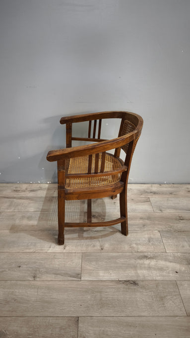 92367-2 Poltroncina a pozzetto con struttura in legno e seduta in paglia di Vienna