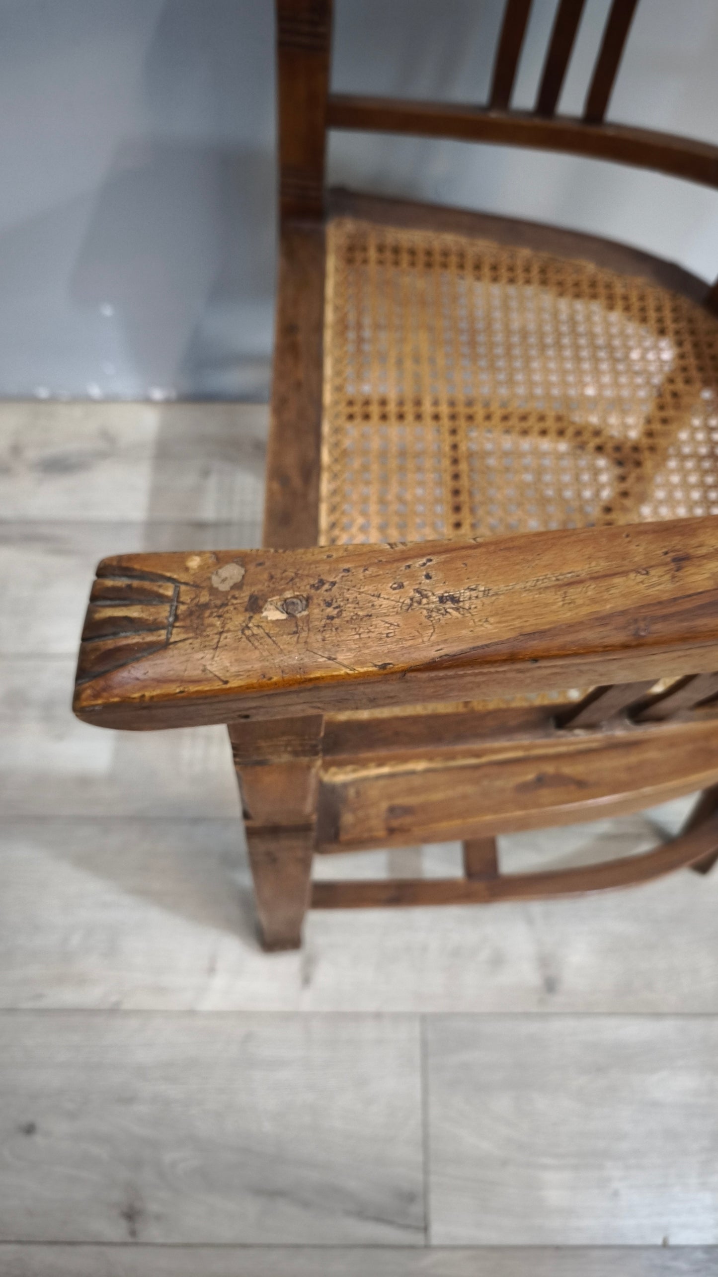 92367-2 Poltroncina a pozzetto con struttura in legno e seduta in paglia di Vienna