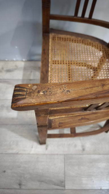 92367-2 Poltroncina a pozzetto con struttura in legno e seduta in paglia di Vienna