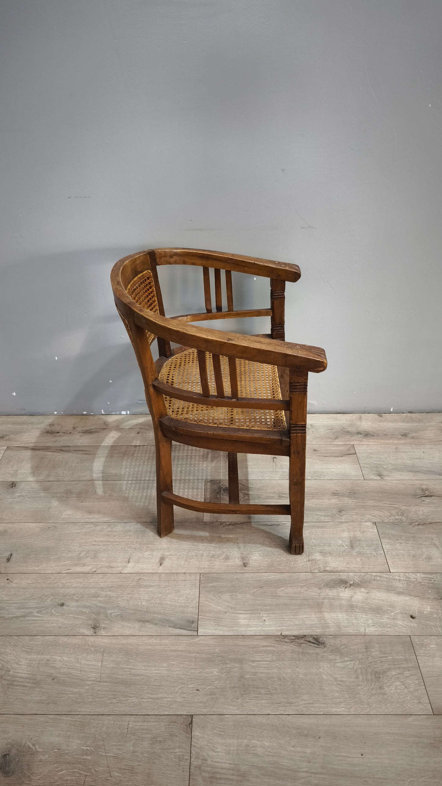 92367-2 Poltroncina a pozzetto con struttura in legno e seduta in paglia di Vienna