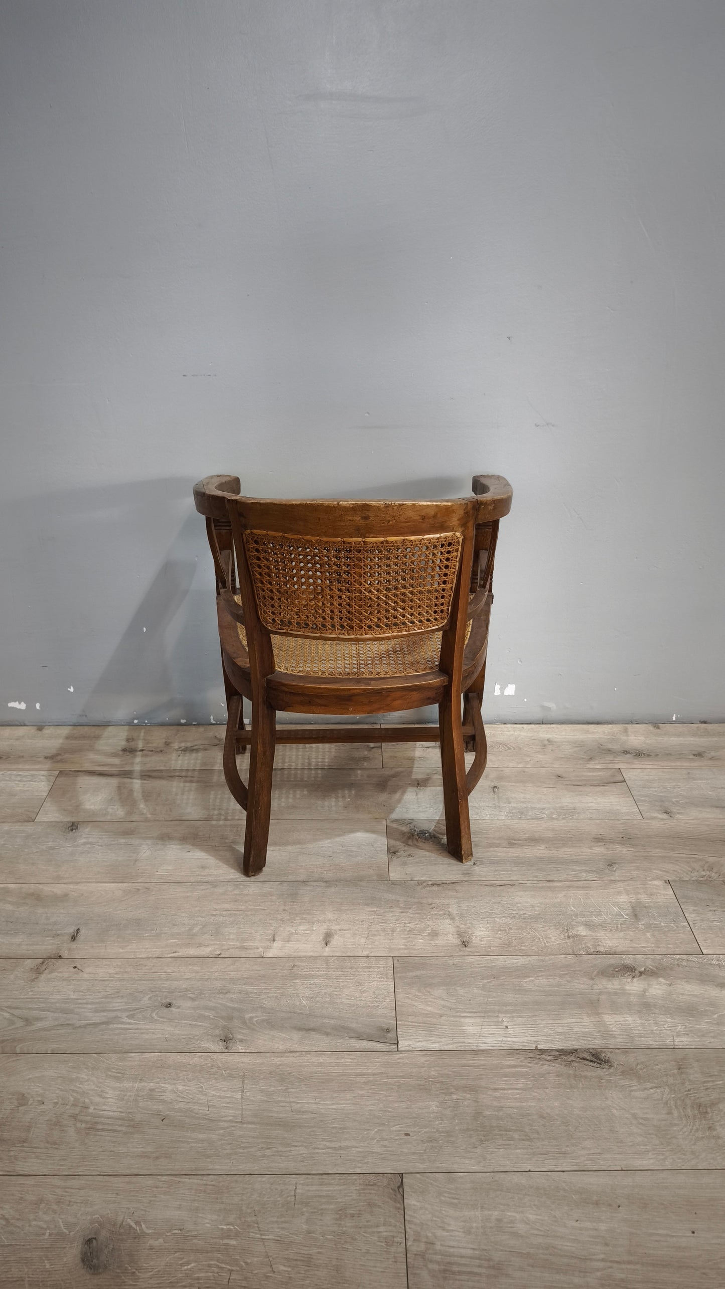92367-2 Poltroncina a pozzetto con struttura in legno e seduta in paglia di Vienna