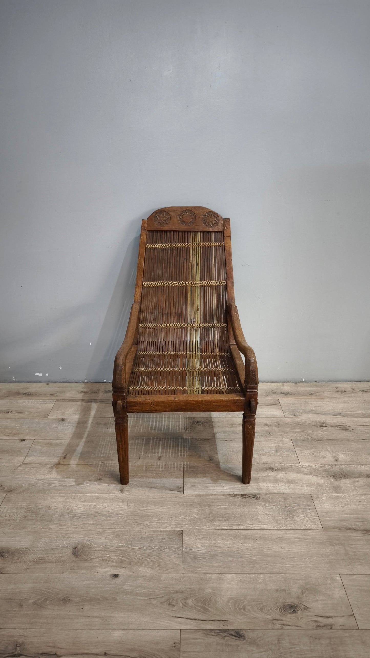 92366 Poltrona etnica con struttura in legno e seduta in bambù