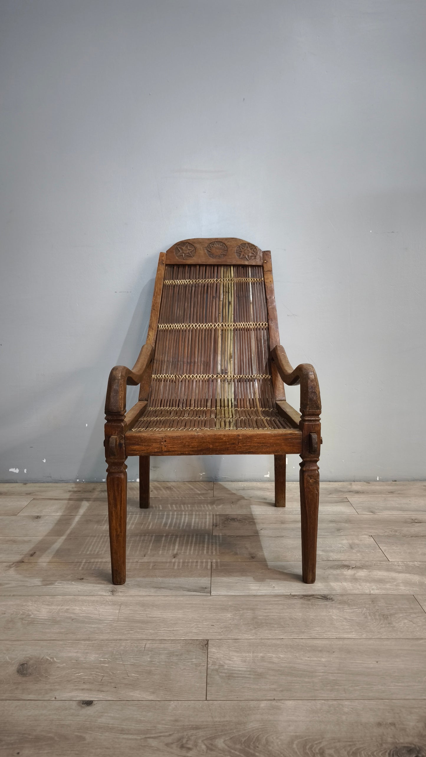 92366 Poltrona etnica con struttura in legno e seduta in bambù