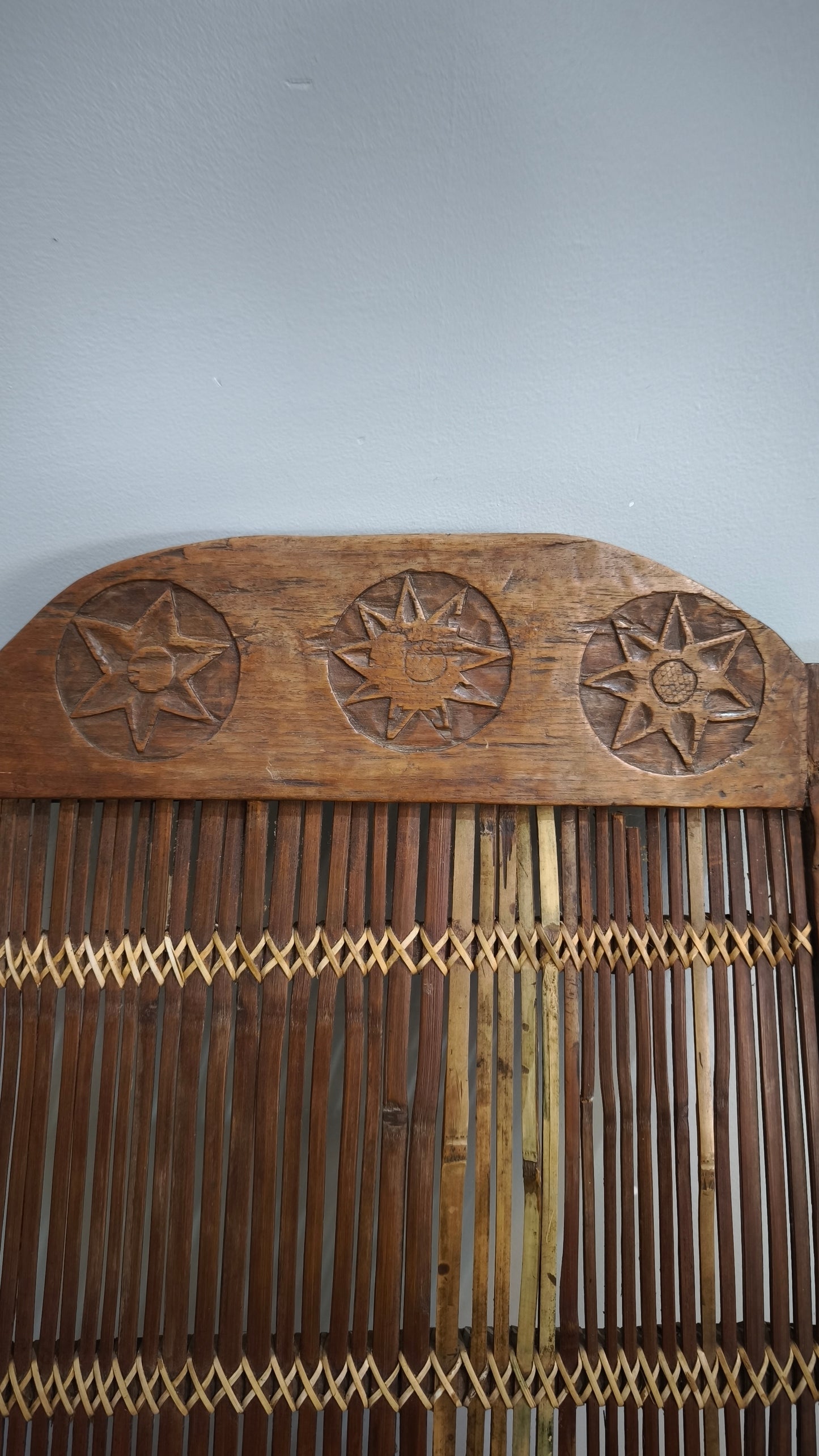 92366 Poltrona etnica con struttura in legno e seduta in bambù