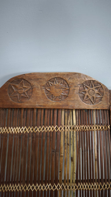 92366 Poltrona etnica con struttura in legno e seduta in bambù