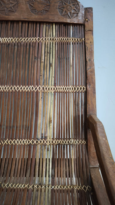 92366 Poltrona etnica con struttura in legno e seduta in bambù