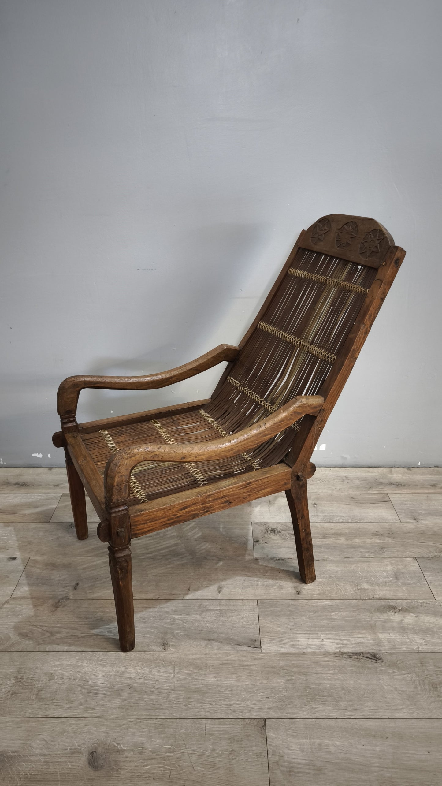 92366 Poltrona etnica con struttura in legno e seduta in bambù
