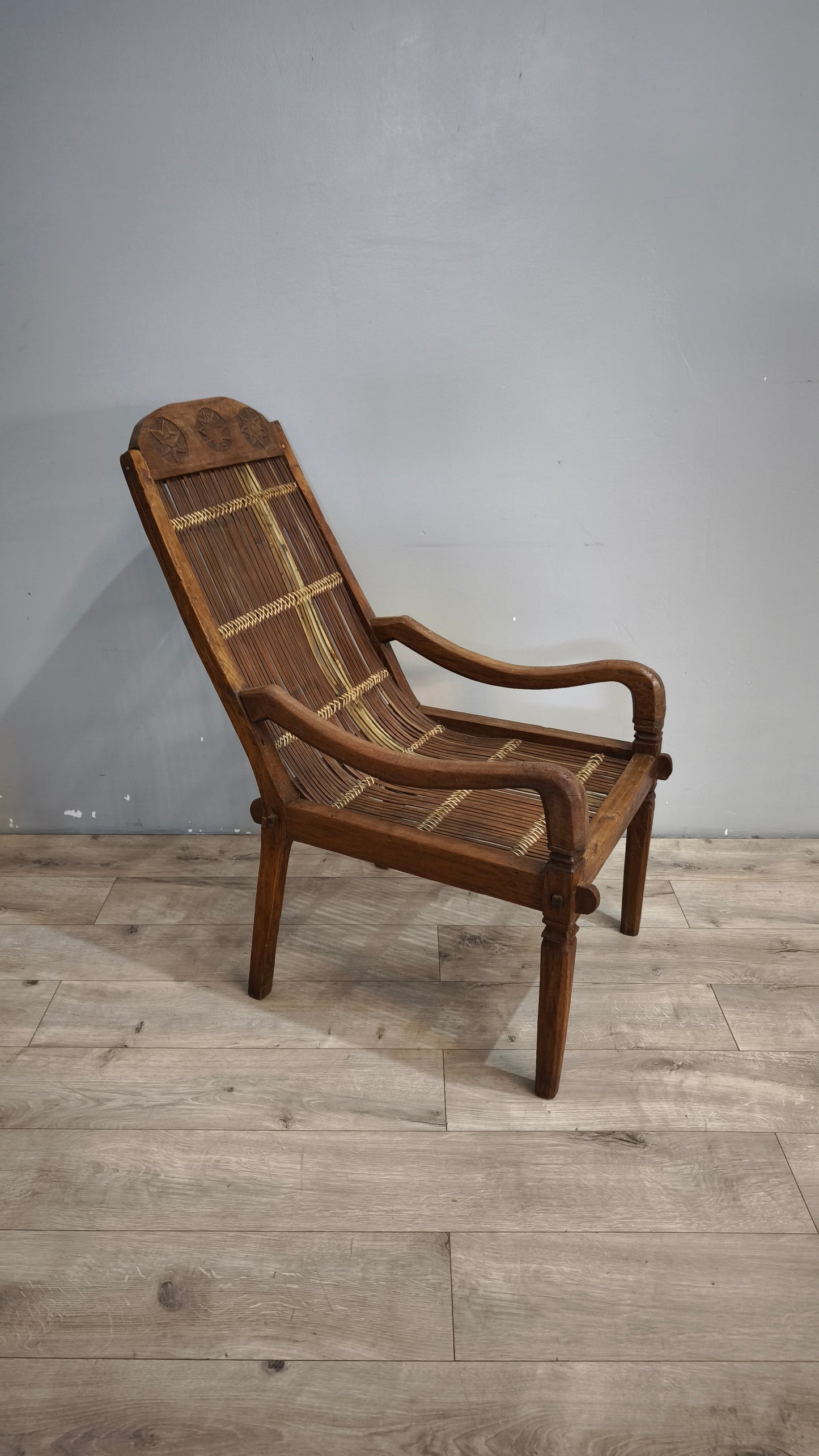 92366 Poltrona etnica con struttura in legno e seduta in bambù