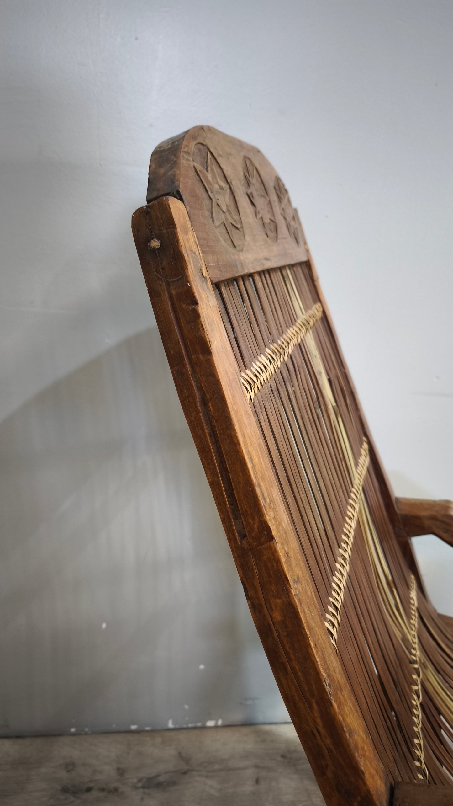 92366 Poltrona etnica con struttura in legno e seduta in bambù
