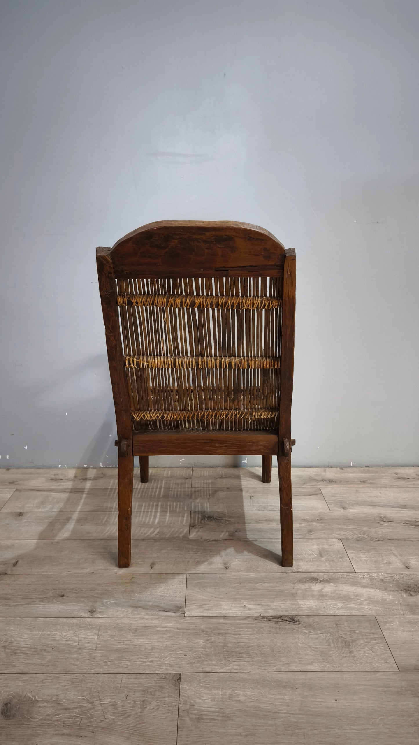 92366 Poltrona etnica con struttura in legno e seduta in bambù