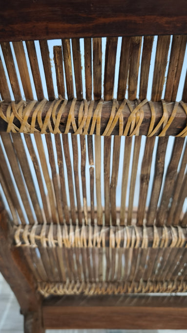 92366 Poltrona etnica con struttura in legno e seduta in bambù