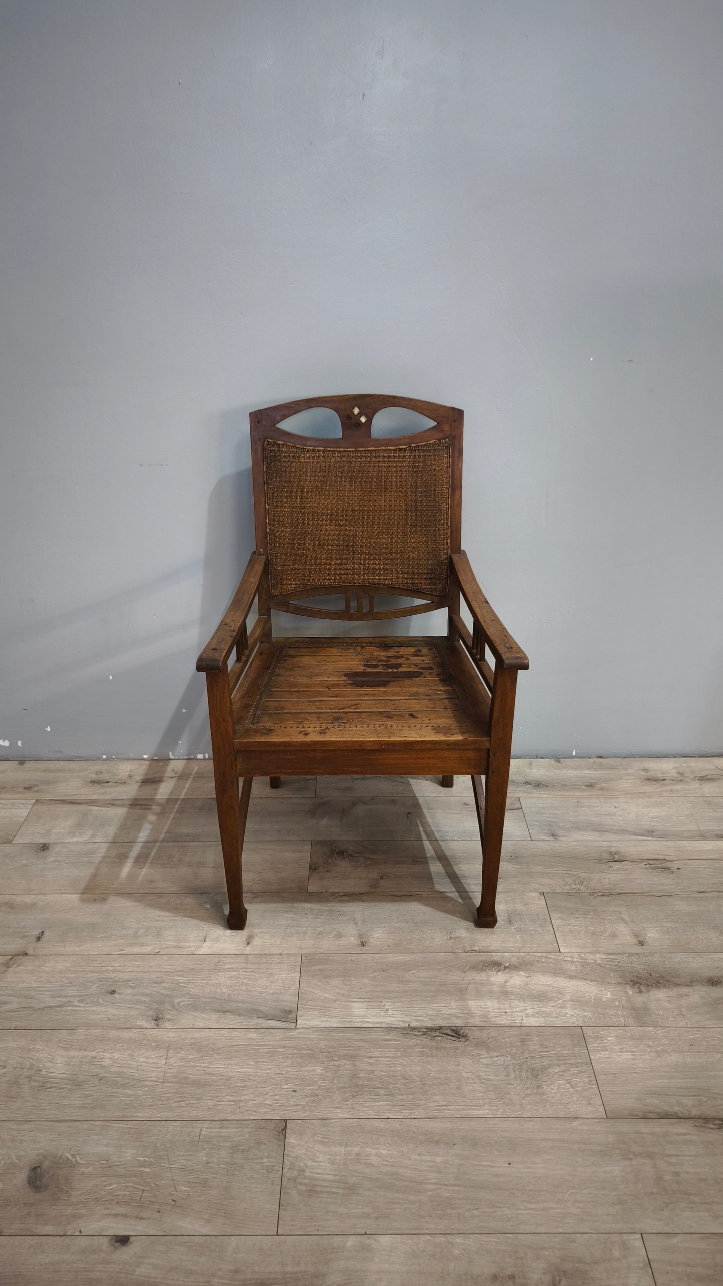 92373 Poltrona etnica con struttura in legno e schienale in paglia