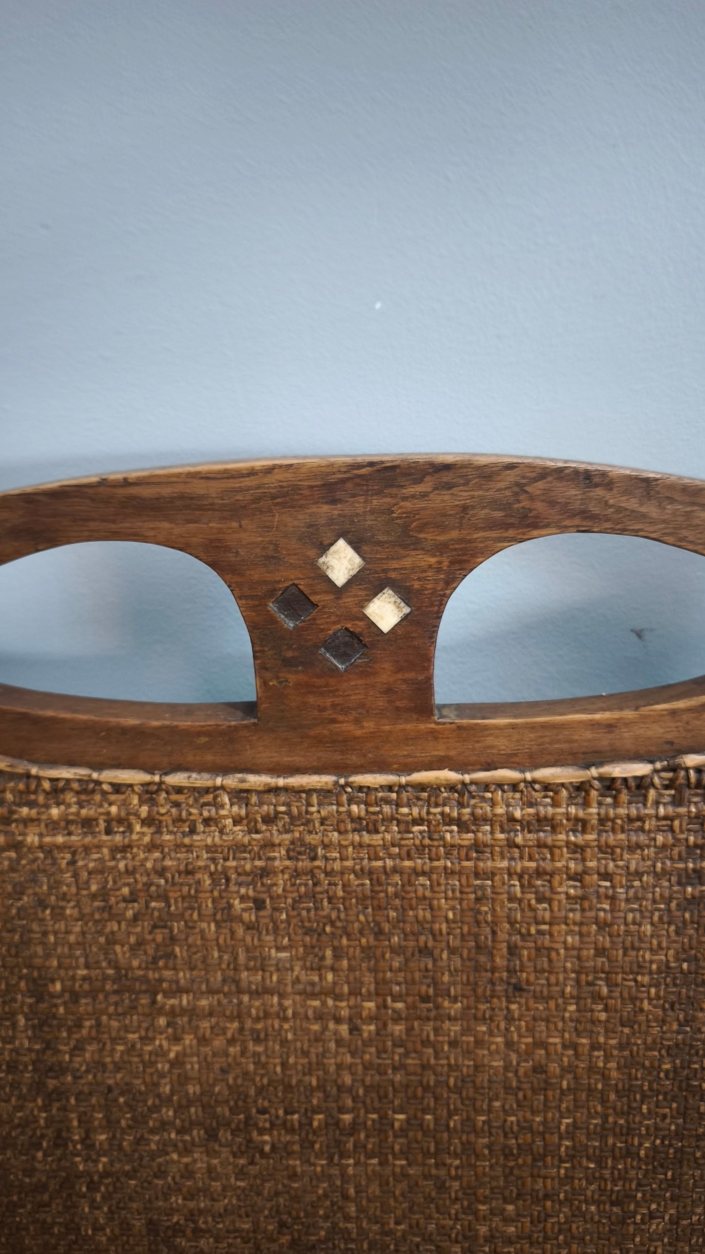 92373 Poltrona etnica con struttura in legno e schienale in paglia