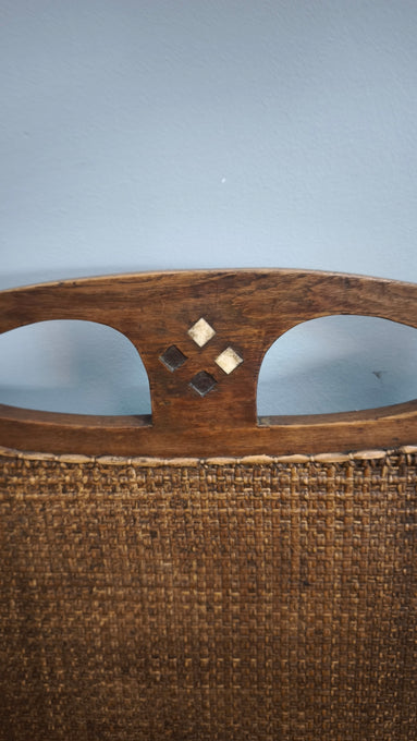92373 Poltrona etnica con struttura in legno e schienale in paglia