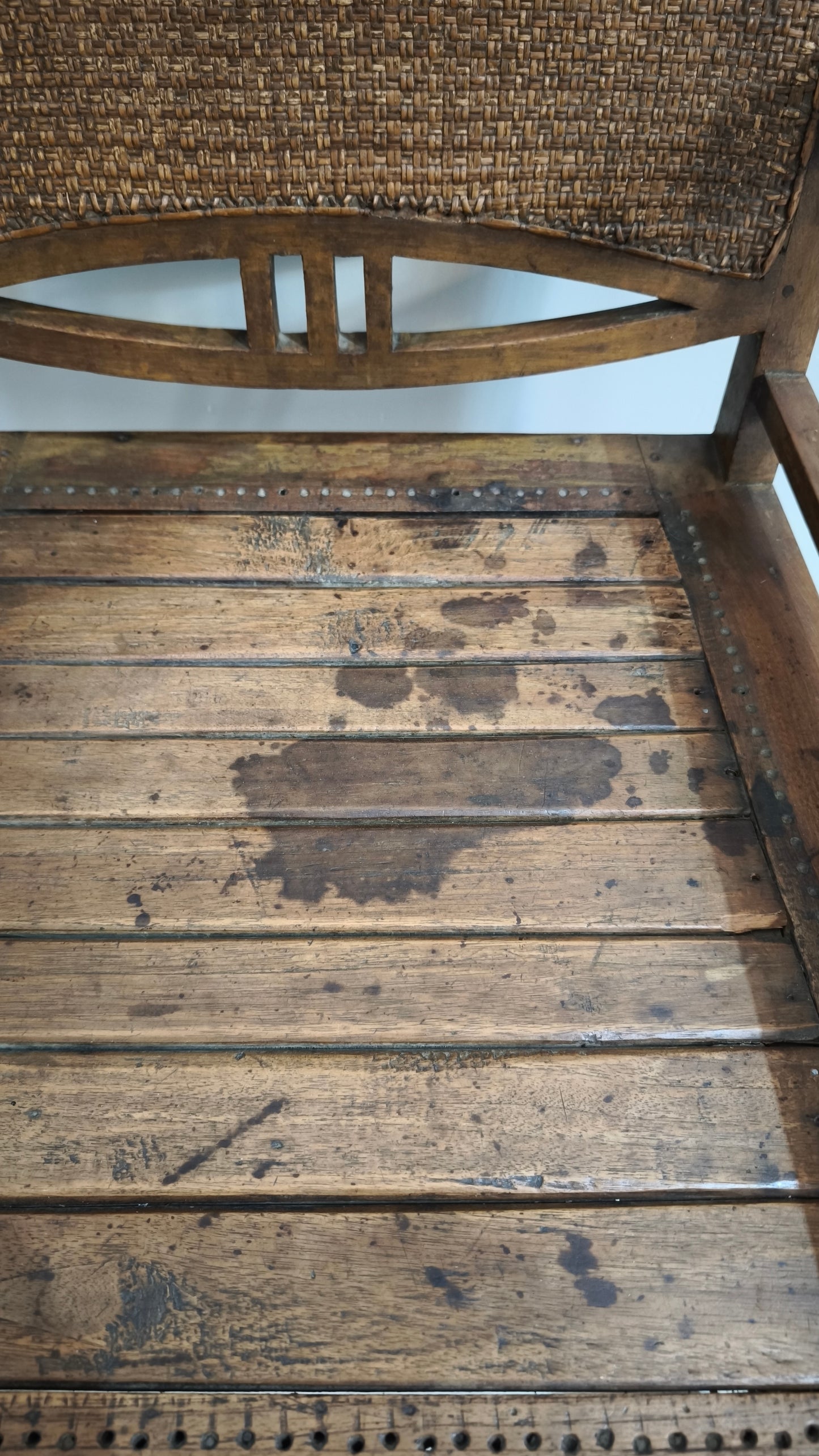 92373 Poltrona etnica con struttura in legno e schienale in paglia