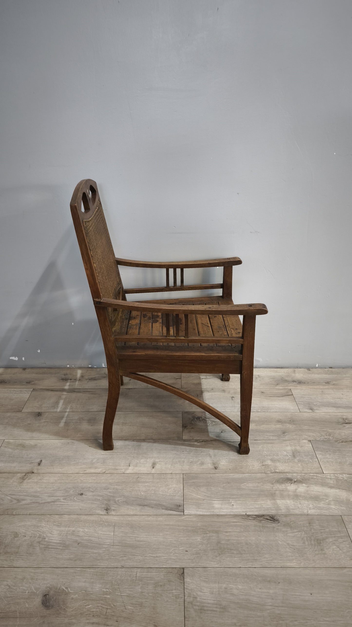 92373 Poltrona etnica con struttura in legno e schienale in paglia
