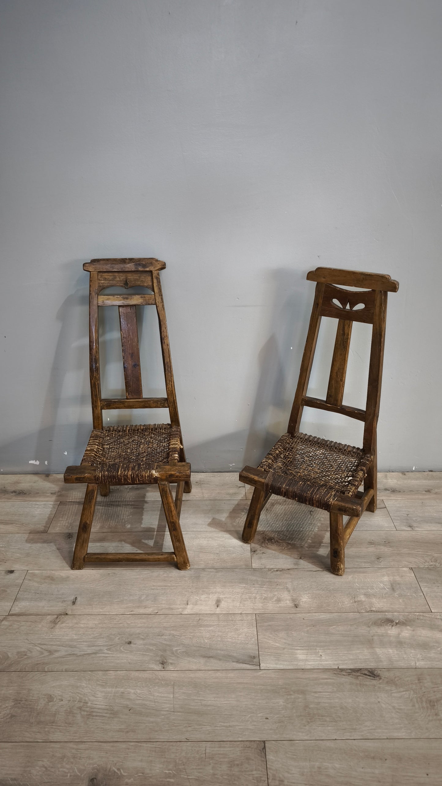 92370 Coppia di antiche sedie basse rustiche marchiate "Chen Kaizong" (Stile Wabi-Sabi)