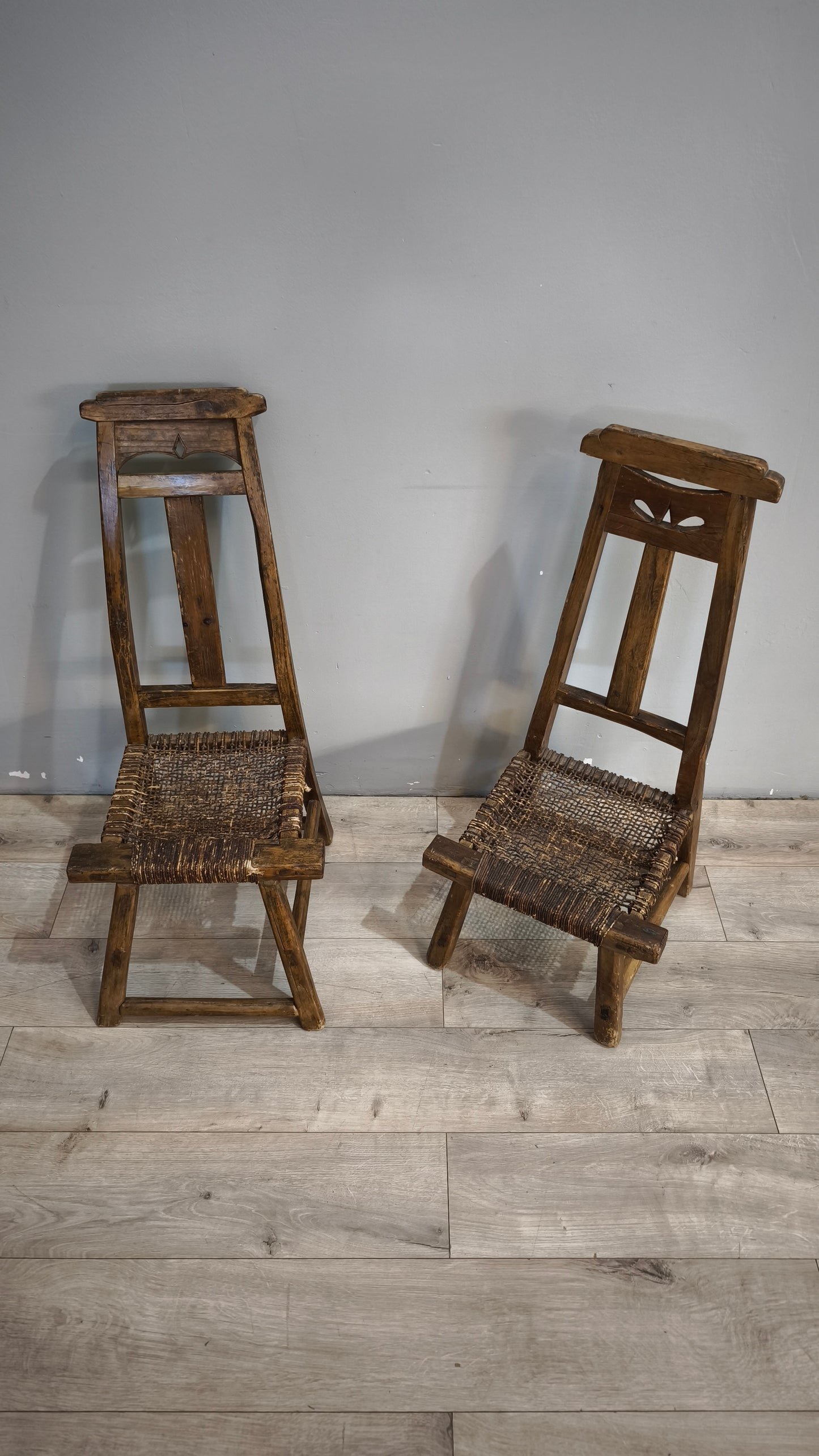 92370 Coppia di antiche sedie basse rustiche marchiate "Chen Kaizong" (Stile Wabi-Sabi)